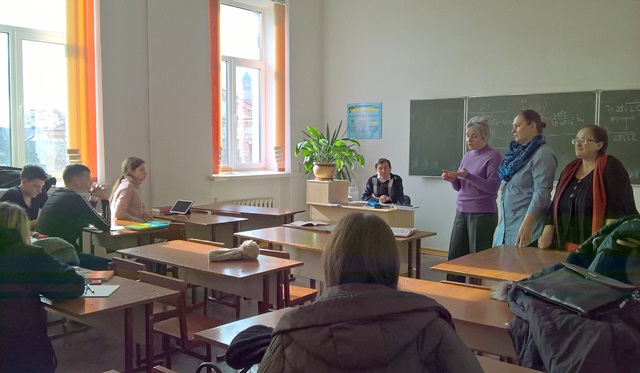 Учні Тернопільської ЗОШ №4 уважно слухають про переваги навчання на факультеті філології і журналістики